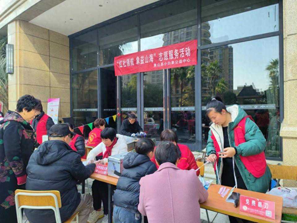 “小白象”公益组织进社区 爱心互助传递更多冬日温暖