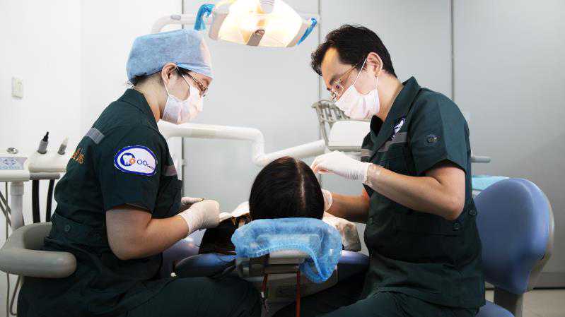 高考后矫正牙齿晚了吗？戴牙套磨嘴怎么办？