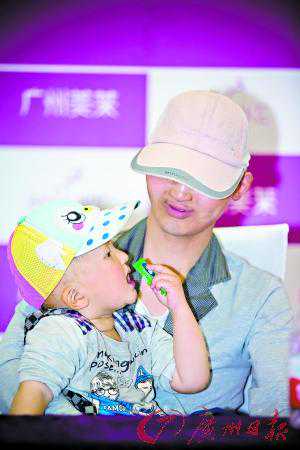 父女两人天生无牙