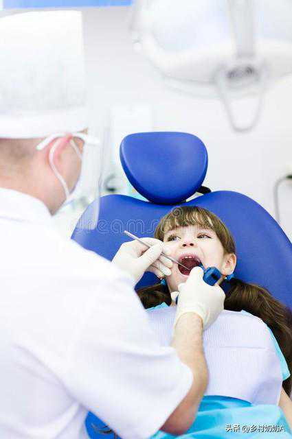 补两颗牙800元，矫正牙齿六千块钱，孩子才九岁就遭这罪